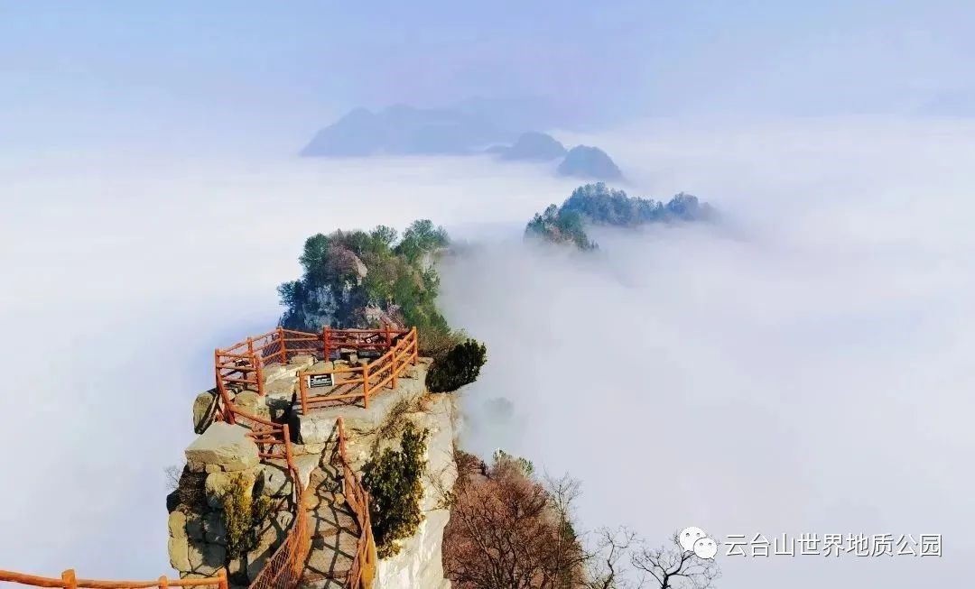 In early winter, the sea of clouds enveloping Shennongshan creates a fairyland y