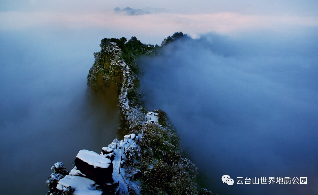 In early winter, the sea of clouds enveloping Shennongshan creates a fairyland y
