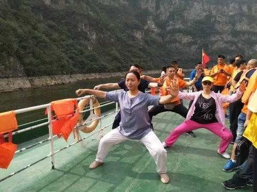 Master Chen Zhenglei, the 11th generation descendant of the legitimate sect of Chen-style Tai Chi Chuan, led a team of students to visit the Qingtianhe